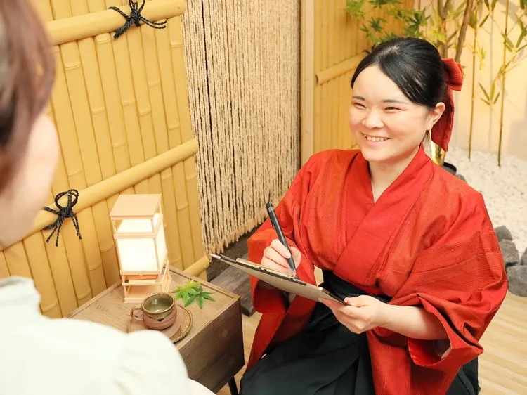 店内でお話をうかがう様子